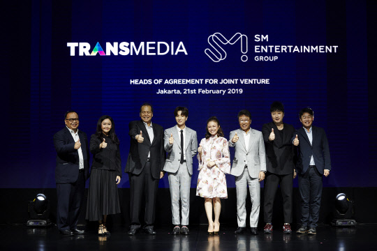 (왼쪽부터) 노꼬 트랜스 티비 오퍼레이션 디렉터, 아띡 누르와유니 트랜스 미디어 사장, 카이룰 딴중 CT 그룹 회장, 슈퍼주니어 이특, 로싸, 이수만 SM 총괄 프로듀서, 한세민 SM 대표, 한경진 SM South East Asia 지사장